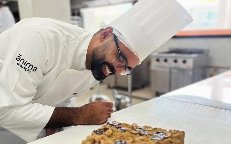 Da engenharia a cozinha: professor transforma paixão pela gastronomia em trajetória inspiradora