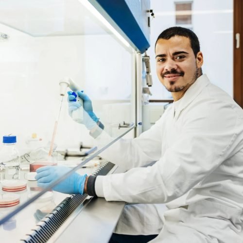 Biomedicina se destaca como uma das carreiras mais promissoras da saúde; entenda
