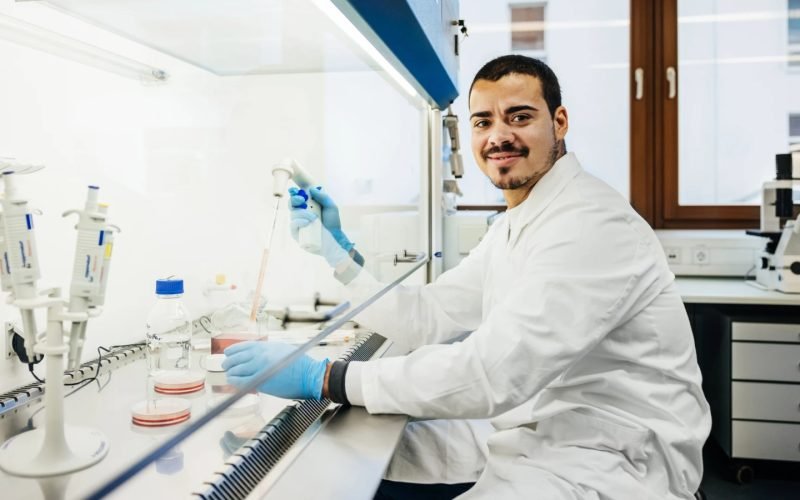 Biomedicina se destaca como uma das carreiras mais promissoras da saúde; entenda