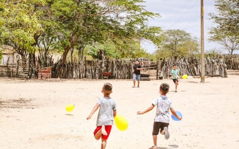 Milagre Sertão presenteia mais de 100 crianças em comunidade de Algodão Jandaíra
