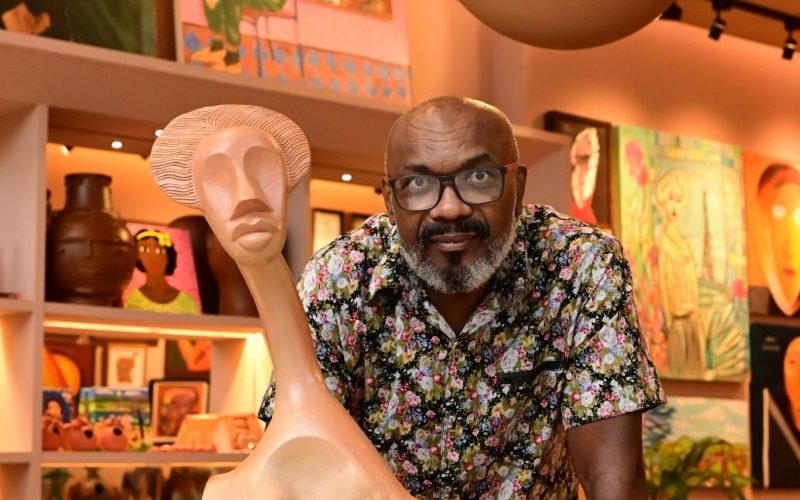 Jeorge Paiva celebra ancestralidade afro-brasileira com peças que expõe no Espaço Arte Brasil