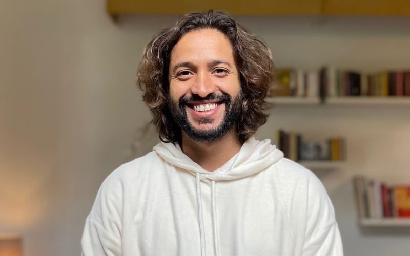 De volta às telas, Leandro Léo dá vida a Pascoal em ‘Vale Tudo’, na Rede Globo