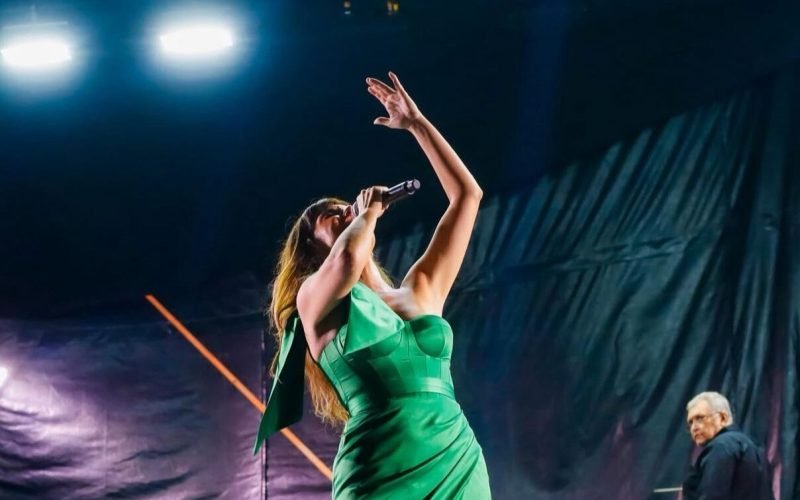 Mayana Neiva celebra nova fase artística, emociona o público e recebe título de cidadã pessoense