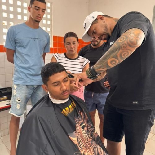 Moradores da comunidade rural de Serrote Baixo aprendem técnicas de barbearia