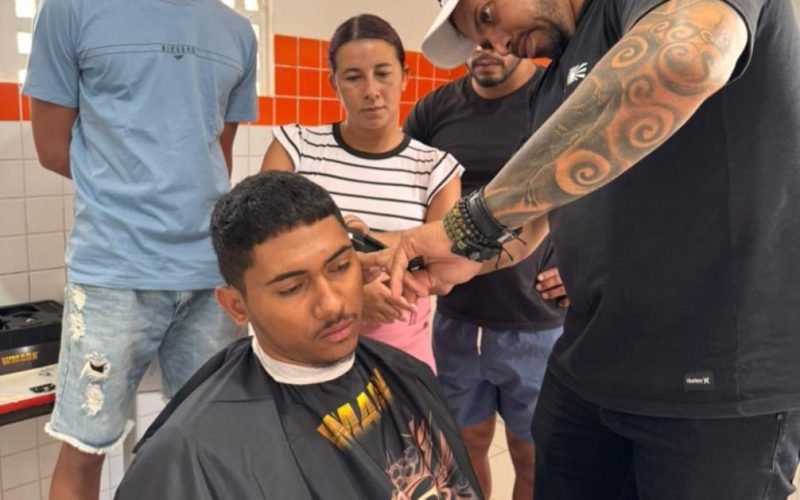 Moradores da comunidade rural de Serrote Baixo aprendem técnicas de barbearia