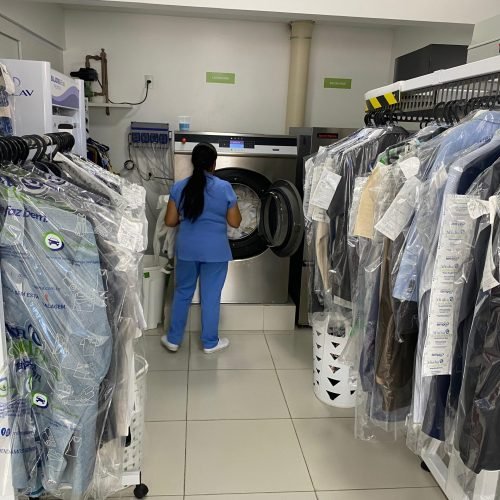 Roupas molhadas na chuva exigem cuidado: lavagem correta evita mofo, mau cheiro e problemas de pele