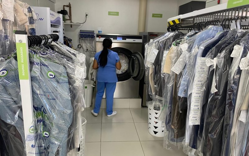 Roupas molhadas na chuva exigem cuidado: lavagem correta evita mofo, mau cheiro e problemas de pele