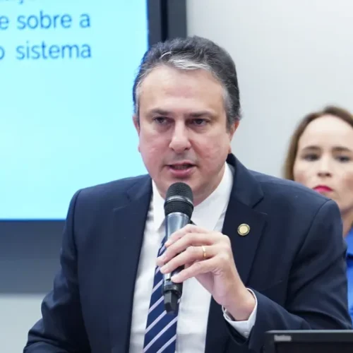 Camilo Santana lança em JP programa que libera incentivo financeiros a estudantes