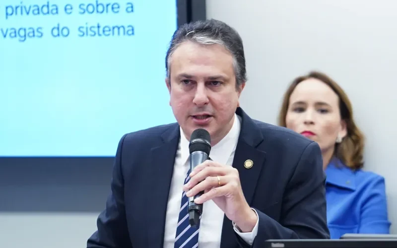 Camilo Santana lança em JP programa que libera incentivo financeiros a estudantes