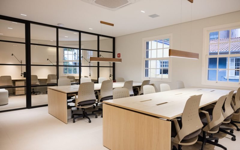 Referência no mercado de luxo, Carlos Ferreirinha escolhe OFFICINA para renovar a Casa MCF, em São Paulo