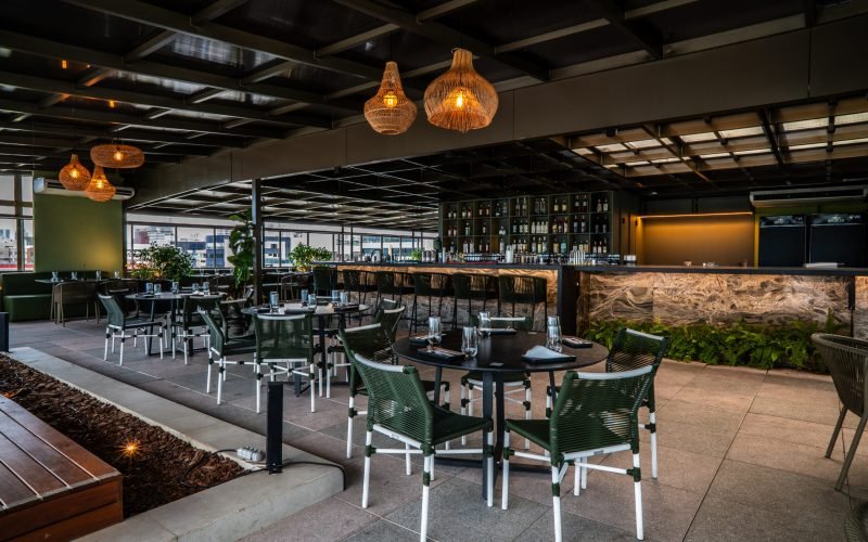 Sea Rooftop apresenta programação musical do fim de semana com três atrações ao vivo