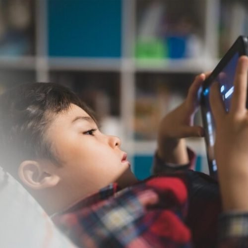 Sedentarismo, dificuldades sociais e distúrbios estão entre os riscos do uso de telas na infância