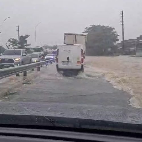 Chuvas causam alagamentos em João Pessoa e exigem atenção de motoristas