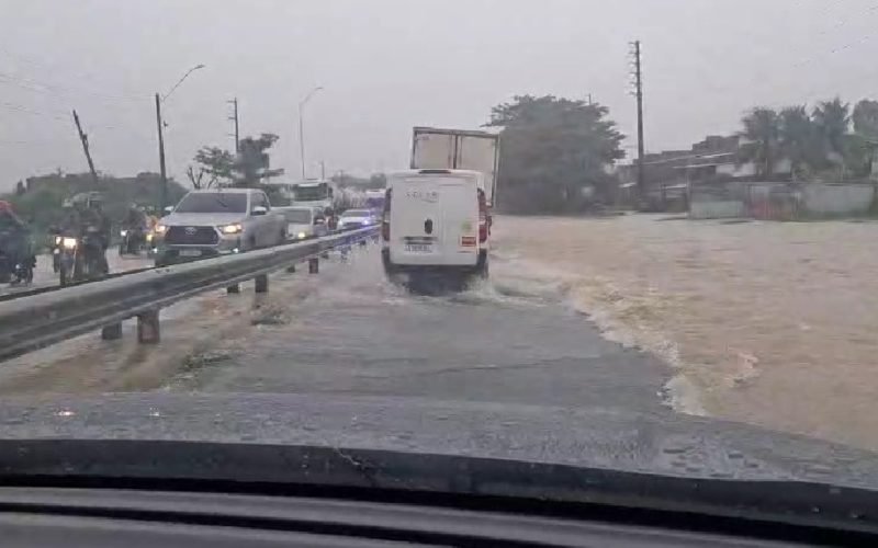 Chuvas causam alagamentos em João Pessoa e exigem atenção de motoristas