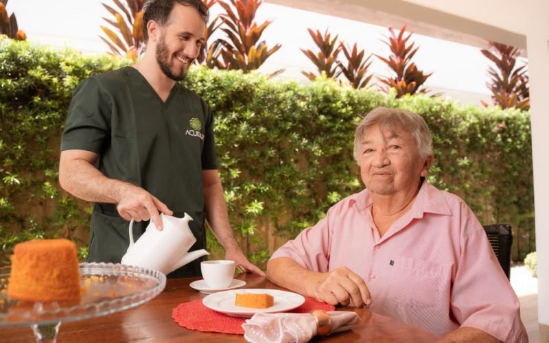 Demanda por cuidadores cresce impulsionada pelo envelhecimento da população