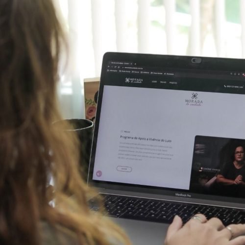 Do velório presencial ao memorial digital: a tecnologia que transforma o luto