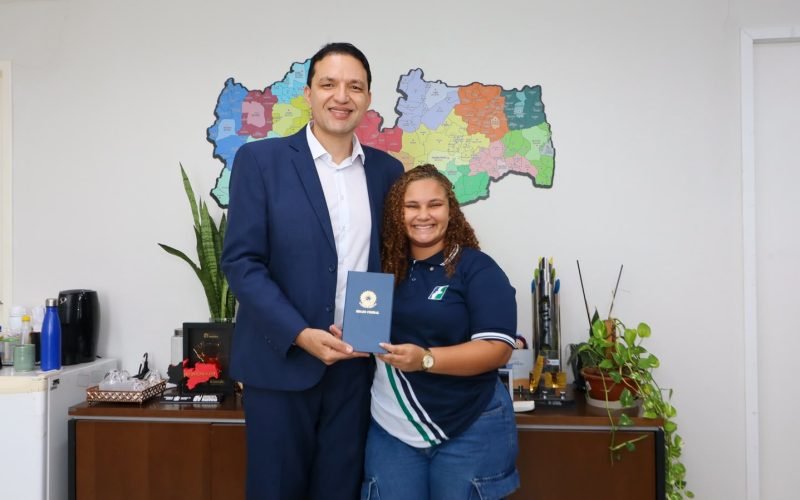 Secretário de Educação anuncia estudante da Rede Estadual como 1º lugar da Paraíba no Jovem Senador 2026
