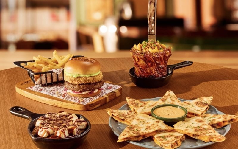 Outback atende pedidos dos consumidores e traz clássicos de volta em campanha com Dani Calabresa