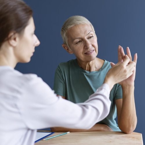 Parkinson pode surgir antes dos 50 anos, e diagnóstico precoce é essencial