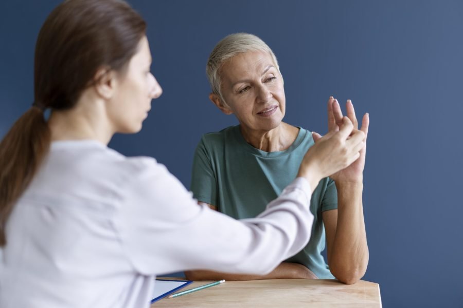 Parkinson pode surgir antes dos 50 anos, e diagnóstico precoce é essencial