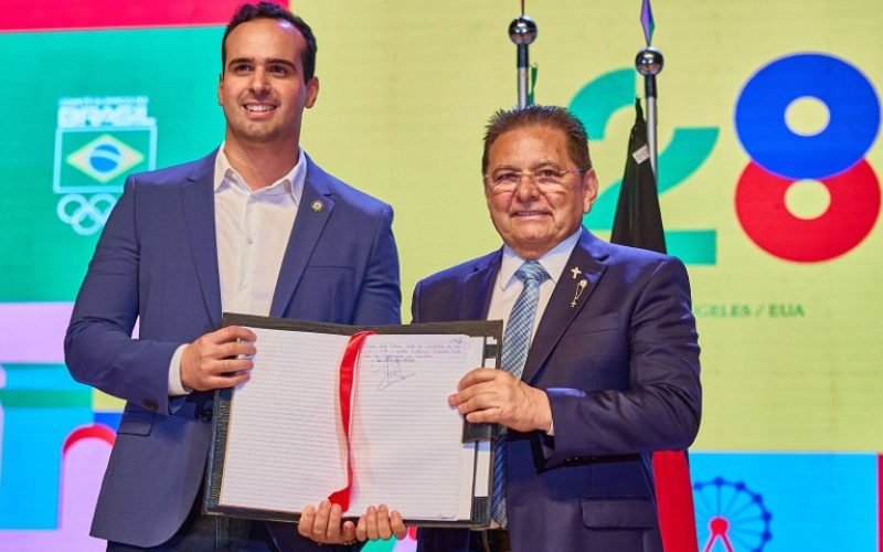 Lucas Ribeiro transmite cargo para Adriano Galdino e afirma que governo seguirá o ritmo de trabalho