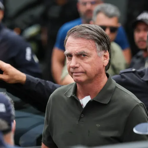 Bolsonaro segue internado após cirurgia no ombro e apresenta quadro estável, diz hospital
