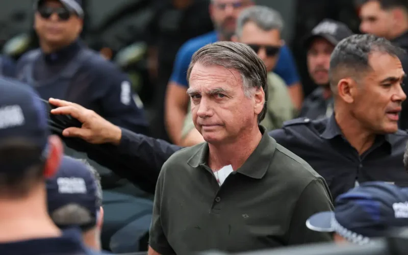 Bolsonaro segue internado após cirurgia no ombro e apresenta quadro estável, diz hospital