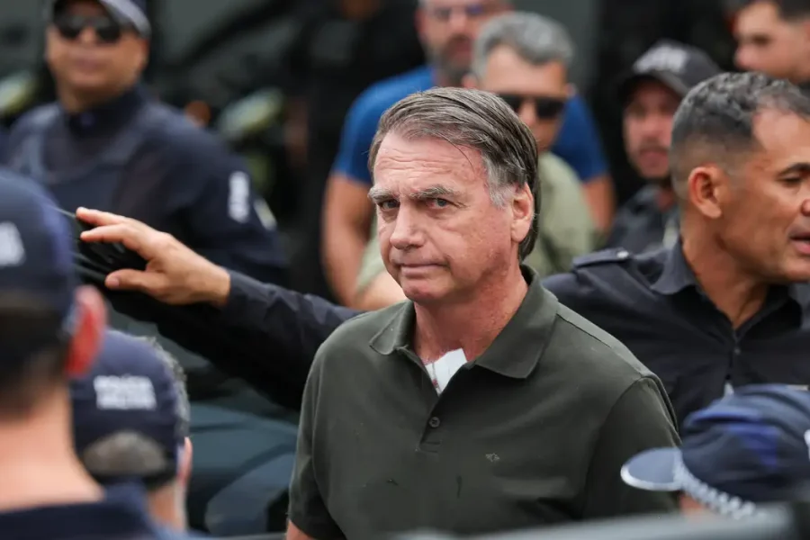 Bolsonaro segue internado após cirurgia no ombro e apresenta quadro estável, diz hospital
