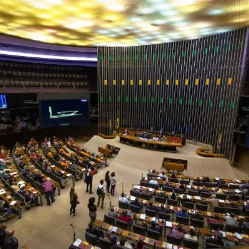 Câmara Federal aprova urgência de texto sobre impostos da reforma tributária