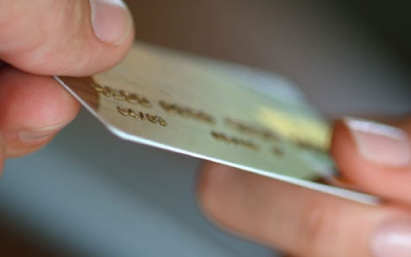 Lula assina decreto que muda regras do vale-refeição e cria teto para taxas; entenda