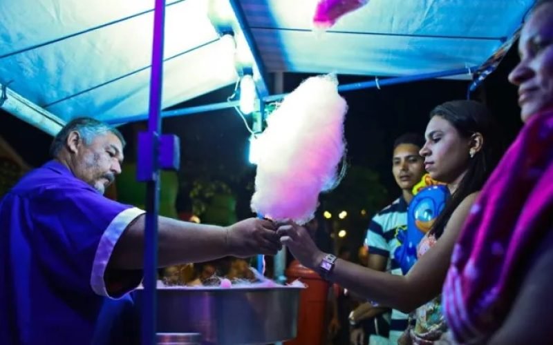 Vendedores ambulantes que irão atuar na Festa das Neves recebem R$ 400 mil em crédito