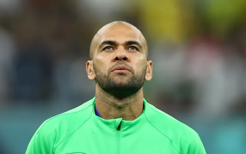 Daniel Alves é condenado a 4 anos e meio de prisão por estupro em boate