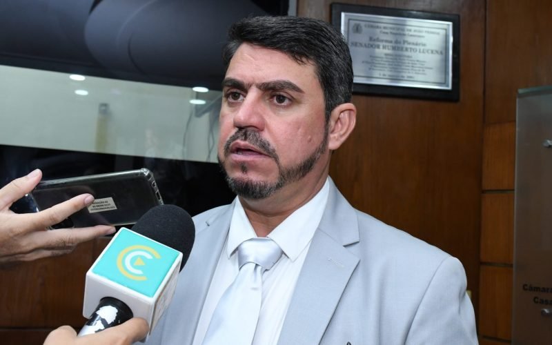 TRE-PB derruba afastamento de Dinho da presidência da Câmara, mas mantêm tornozeleira eletrônica