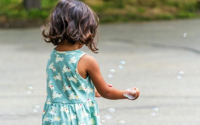 Atividades recreativas nas férias escolares ajudam no desenvolvimento infantil e fortalecem laços familiares