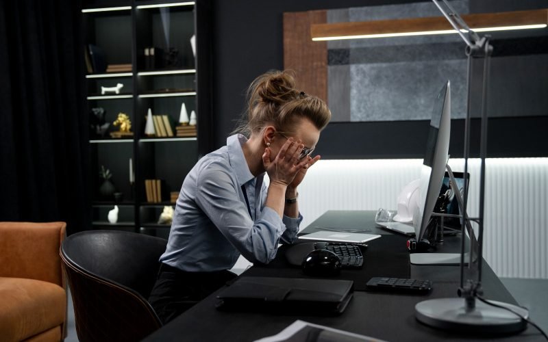 Autocobrança em excesso: Veja como esse hábito silencioso pode afetar a saúde mental no trabalho