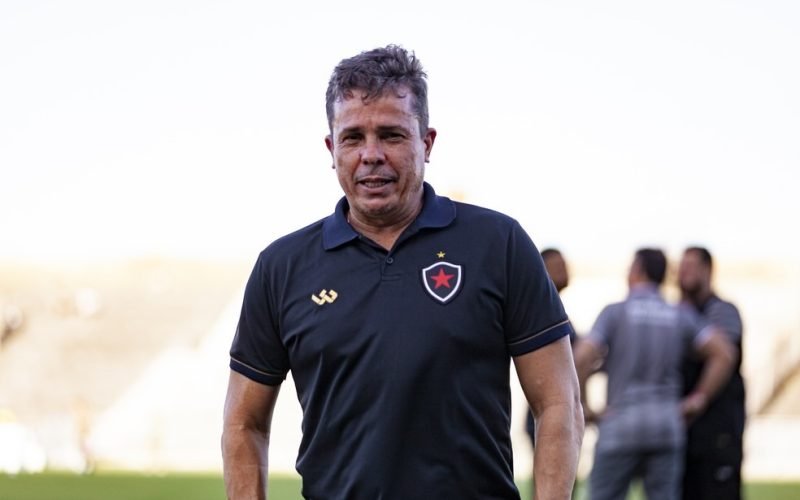 Botafogo-PB anuncia dispensa de Evaristo Piza e técnico está fora do clube para temporada 2025