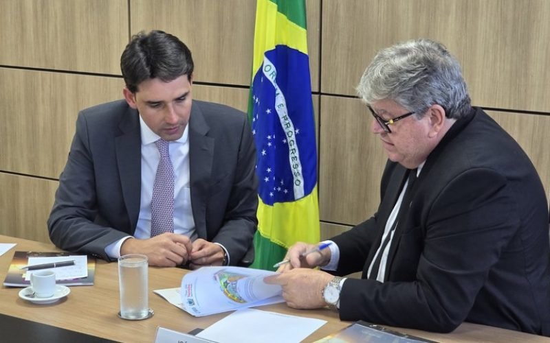 João Azevêdo solicita a ministro novos investimentos para o Porto de Cabedelo, incluindo exportação de automóveis