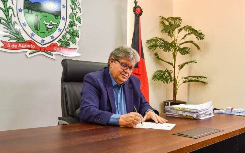 João Azevêdo anuncia contratação imediata de 80 concursados da Cagepa