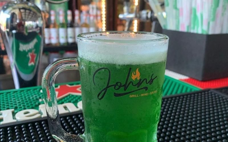 Rock e chopp verde: Zé Filho anima o Saint Patrick’s Day no John’s Grill