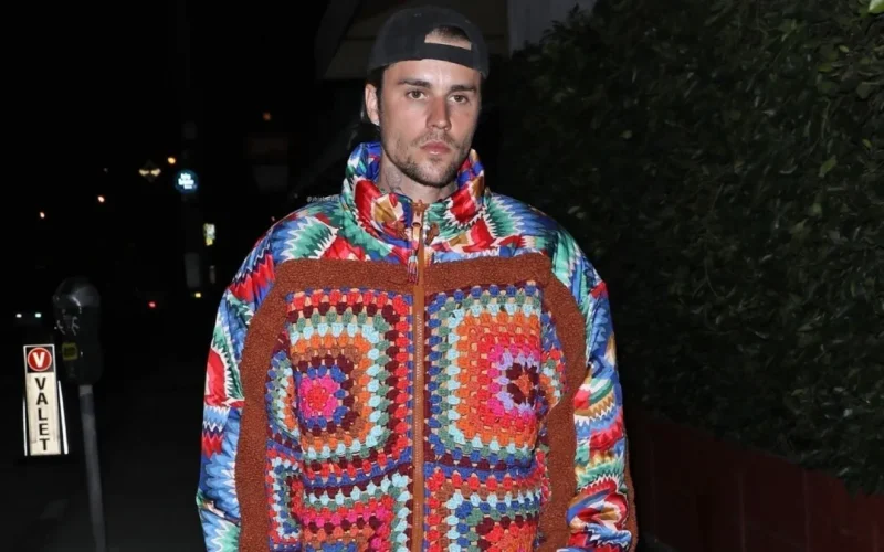 Justin Bieber usa look de marca brasileira para passeio em Los Angeles