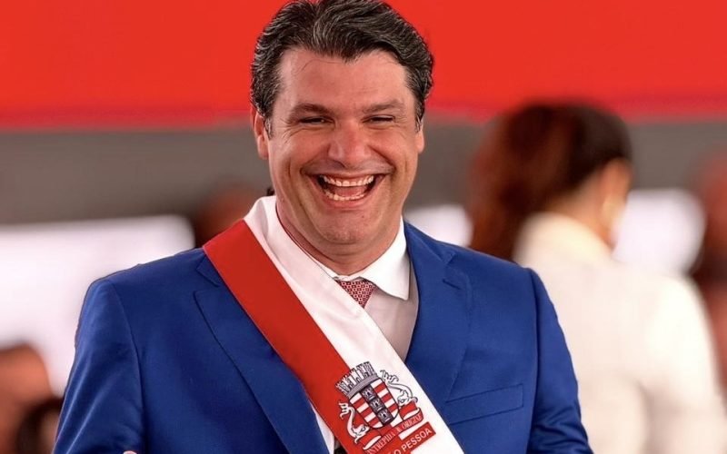 Leo Bezerra toma posse como prefeito de João Pessoa e promete gestão com sensibilidade social