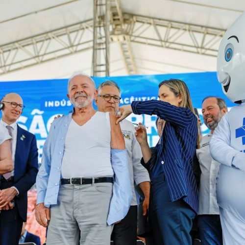 Paraibana vacina Lula e campanha contra gripe é lançada com meta de imunizar 50 milhões