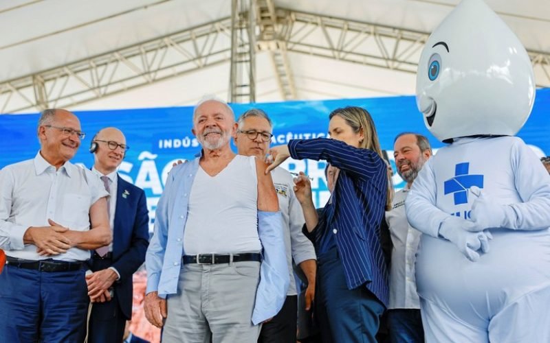 Paraibana vacina Lula e campanha contra gripe é lançada com meta de imunizar 50 milhões
