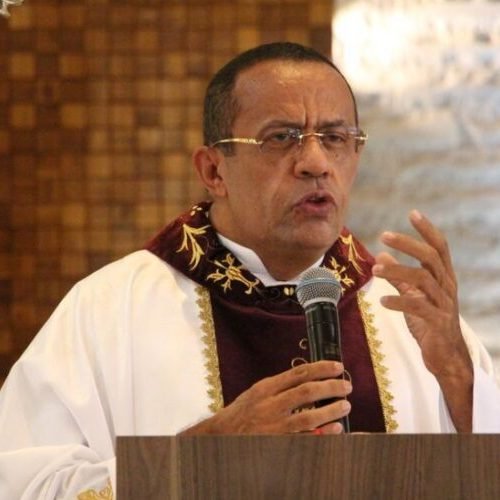 Após passar por cirurgia, Padre Egídio recebe alta e vai para prisão domiciliar