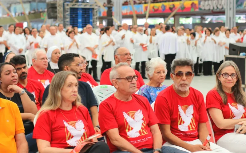 Celebração de Pentecostes reúne milhares de fiéis e Cícero Lucena destaca momento para alimentar a fé