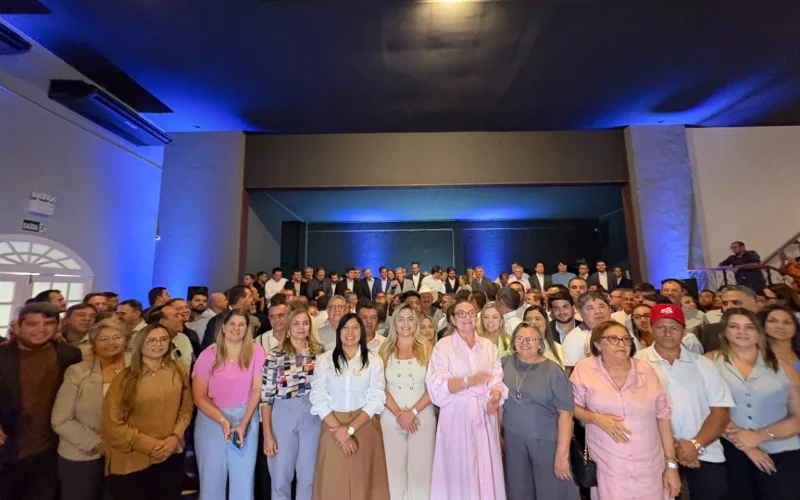 João Azevêdo reúne prefeitos e deputados em almoço na capital