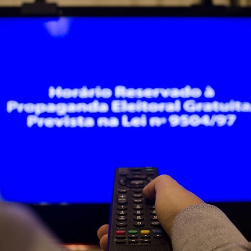 Diminuição do tempo da Propaganda Eleitoral na TV em 2016.

O texto, que está em análise na Comissão de Constituição, Justiça e Cidadania (CCJ), determina que o tempo de propaganda para deputado federal terá um acréscimo de dez minutos, em cada um dos dois períodos previstos para as inserções, tanto no rádio quanto na TV. O mesmo acréscimo deverá ser garantido para a propaganda de candidato a deputado estadual ou distrital.

O projeto, que altera a Lei das Eleições (Lei 9.504/1997) também veda a utilização de gravações externas, montagens ou trucagens, computação gráfica, desenhos animados e efeitos especiais. Fica proibida ainda a veiculação de mensagens que possam degradar ou ridicularizar candidato, partido ou coligação.