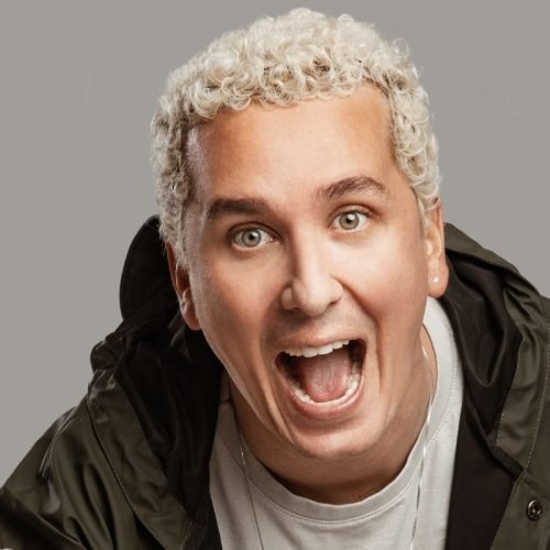 Humor criativo e improvisos marcam apresentação de Rafael Portugal em João Pessoa