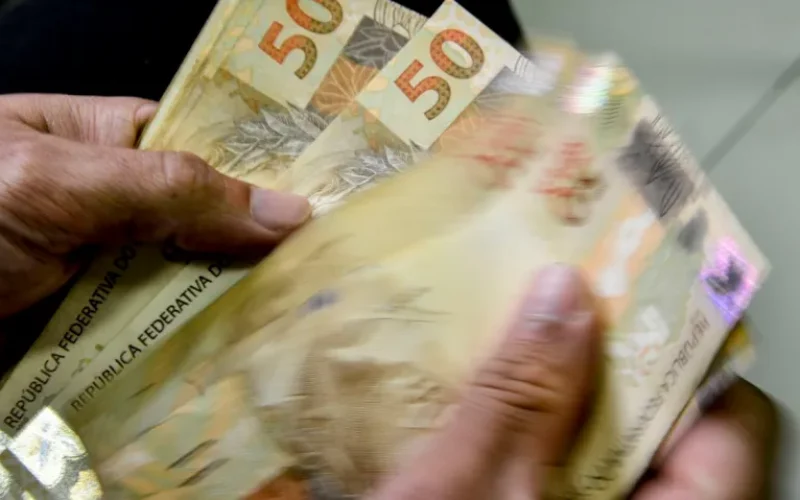 Trabalhadores que aderiram ao saque-aniversário do FGTS começam a receber última parcela retida