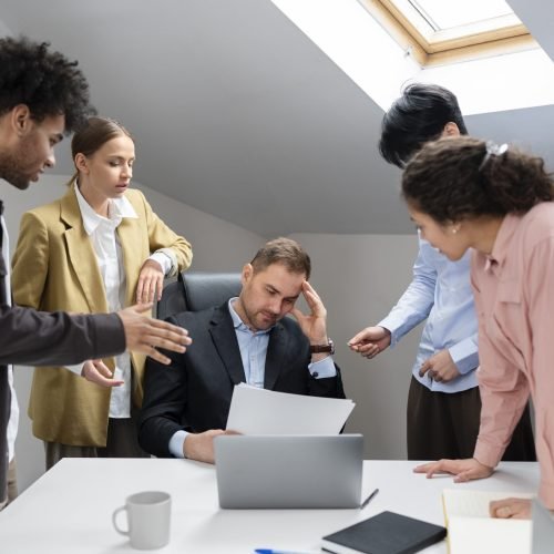 Levantamento aponta que atitudes inadequadas no trabalho provocaram metade das demissões no Brasil